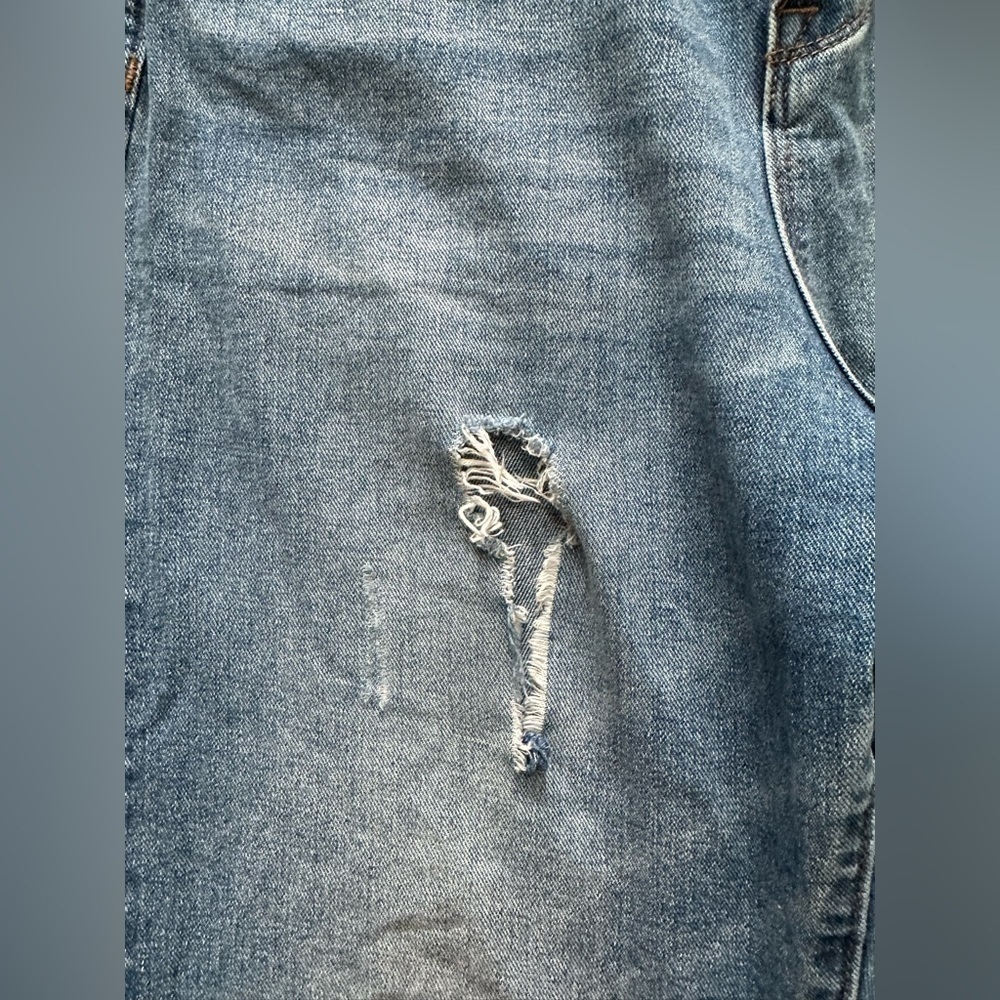 BDG Mom High Rise Jeans/Medium Distressed Wash/Size 28 - Picture 2 of 8